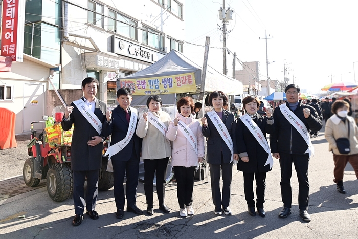 연천군의회 24일 설맞이 전곡5일장 격려방문