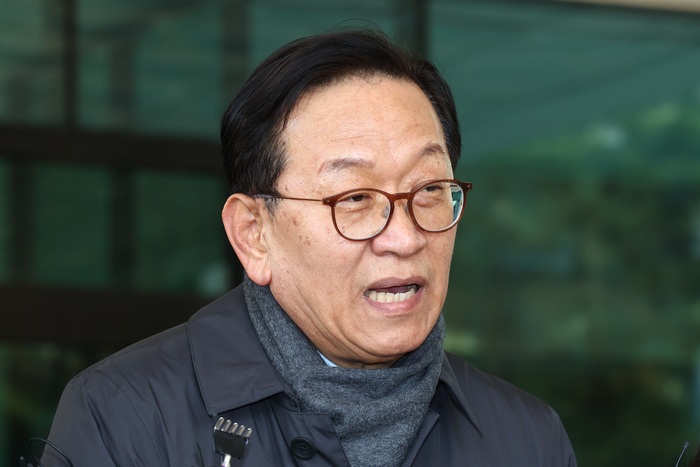 취재진 앞에 선 윤대통령 측 석동현 변호사