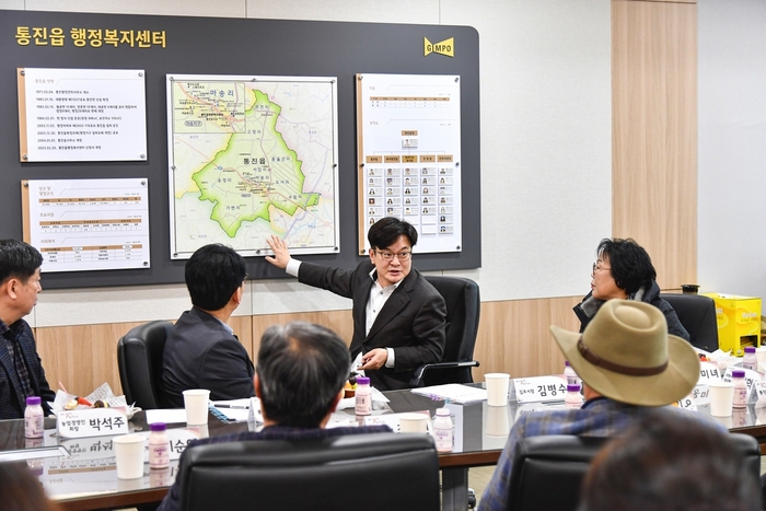 김병수 김포시장 2025년 통진읍 신년 인사회에서 현안에 대해 소통