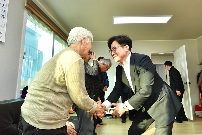 2025 신년 인사회에서 노인들과 소통 중인 김병수 김포시장