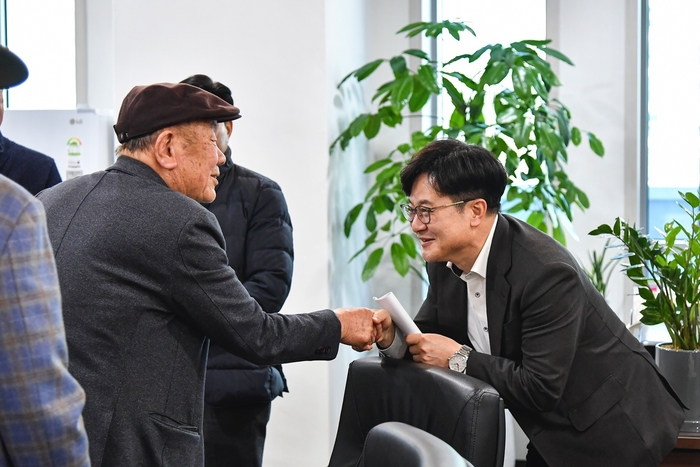 2025 신년 인사회에서 노인들과 소통 중인 김병수 김포시장