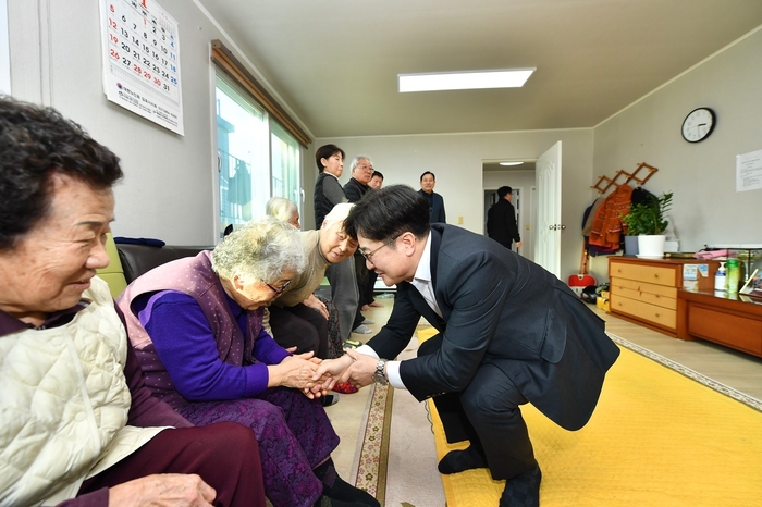 2025 신년 인사회에서 노인들과 소통 중인 김병수 김포시장