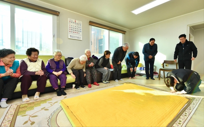 김병수 김포시장 2025년 경로당 신년 인사회에서 큰절을 올리고 있다