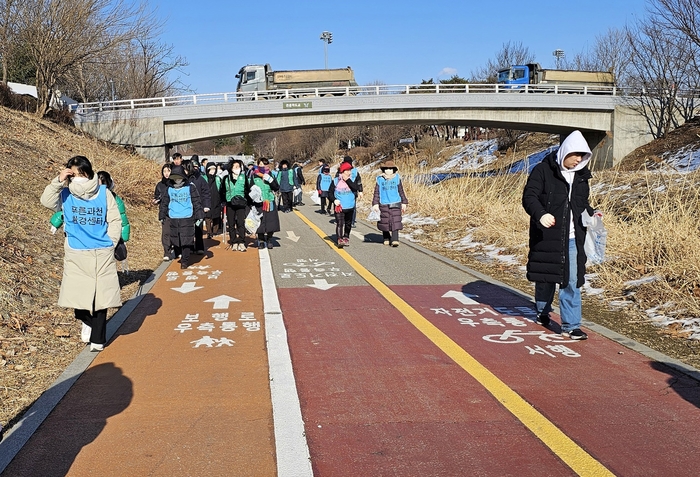 푸른과천환경센터 3일 세계습지의날 기념 양재천 환경정화활동 전개