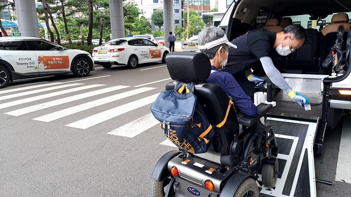 어르신 병원 동행 서비스