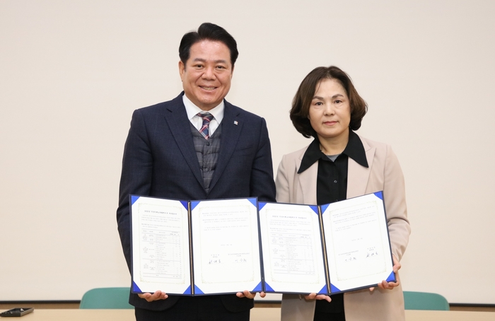최대호 안양시장(왼쪽)-이승희 안양과천교육지원청교육장 5일 안양미래교육협력지구 부속 합의 체결
