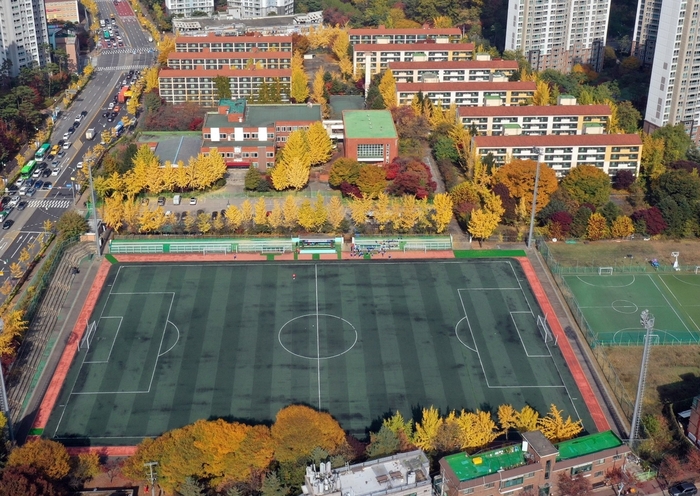 광명시 하안동 K-혁신타운 조성 사업 대상지(6만2301㎡) 전경- 초록색 옥상 서울시립근로청소년복지관, 빨간색 지붕 보람채아파트