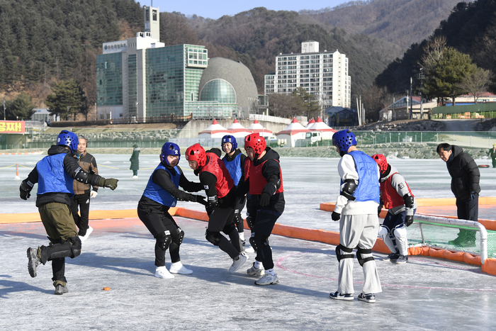 화천산천어축제 2군단장기 얼음축구대회