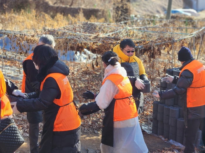 고양시자원봉사센터 거점센터 매니저(자원봉사자) 20명 6일 사랑의연탄 전달