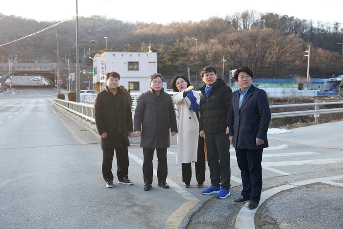 하남시의회 의원들 3일 '2025년 하남시의회-천현동 유관단체장과의 신년인사회'에 앞서 하산곡교 건널목 횡단보도 설치 요청 현장점검