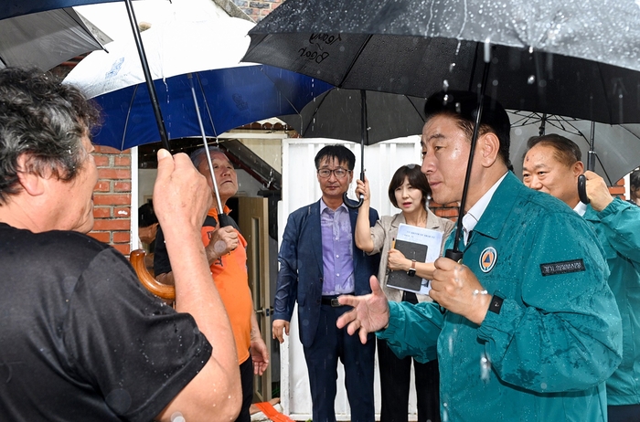 김동근 의정부시장(오른쪽) 호우특보 발효 현장점검