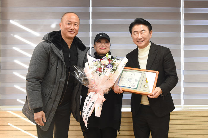 김동근 의정부시장(오른쪽) 13일 '2025년 의정부시 통장협의회 정기총회 및 장학금 전달식'에서 유공자 표창 수여