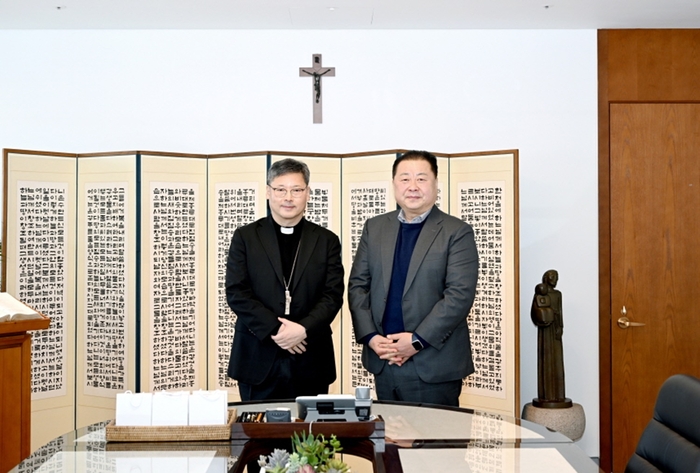 김경일 파주시장-정순택 천주교 서울대교구 대주교(왼쪽)