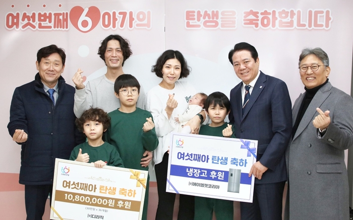 최대호 안양시장(왼쪽 네번째) 19일 여섯째 자녀 출생 축하하기 위해 해당 가정 축하 방문