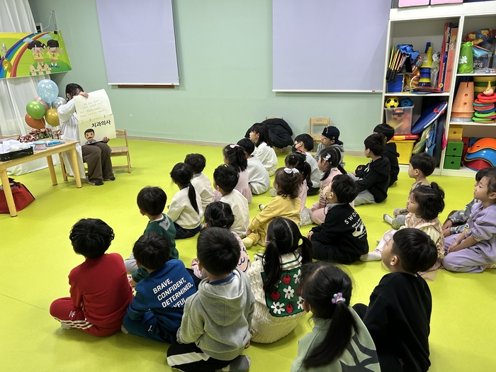 어린이집 원생에 '치과버스' 체험으로 웃음꽃 활짝