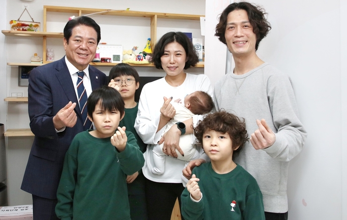 최대호 안양시장(왼쪽) 19일 여섯째 자녀 출생 축하하기 위해 해당 가정 축하 방문