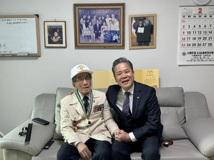신현석 보훈공단 사업이사. 6.25 참전유공자 방문