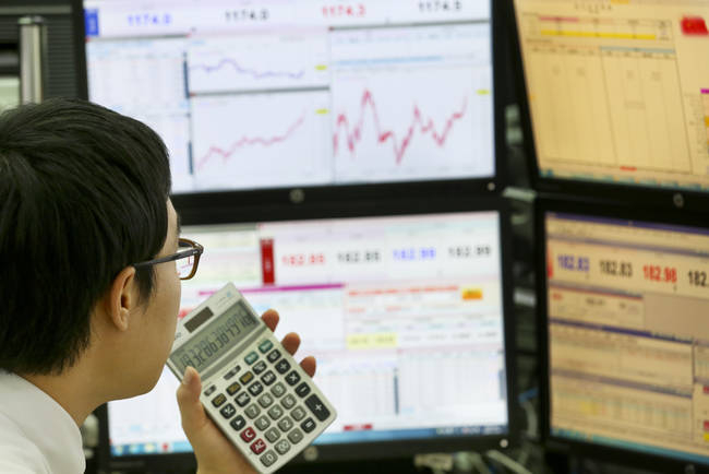 심각한 외환 딜러들,코스피는 떨어지고 환율은 오르고2