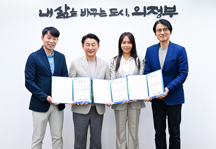 김동근 의정부시장(왼쪽 두번째) 10일 의정부시청 빙상팀 감독 제갈성렬, 트로트 가수 박혜신, 배우 정의갑에게 홍보대사 위촉장 수여