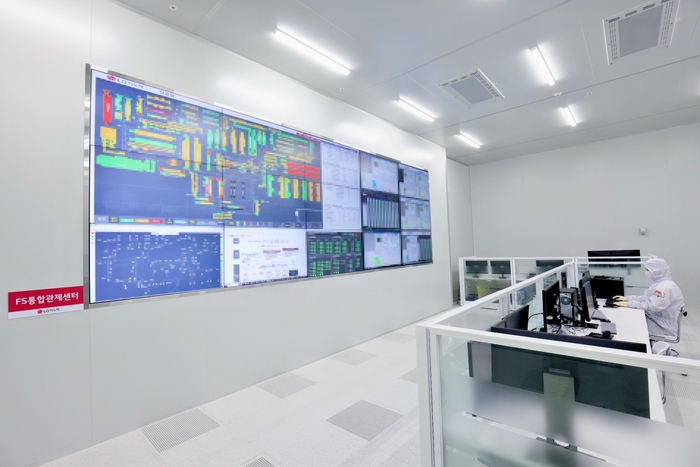 경북 구미 LG이노텍 '드림팩토리' 내 LMS(Line Monitoring System)이 갖춰진 통합관제실. 이곳에서 전체적인 FC-BGA 생산 현황을 파악할 수 있다.