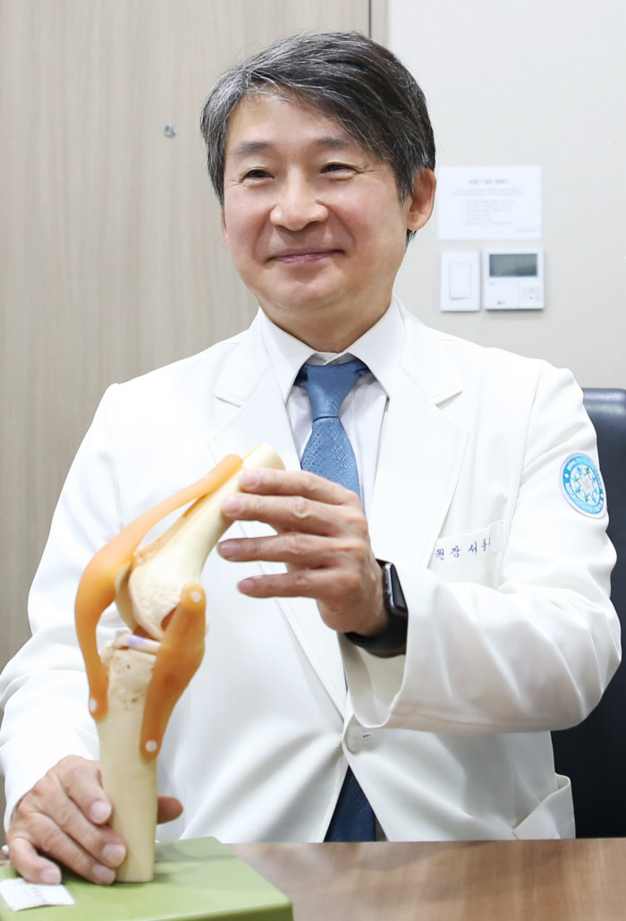 서동원 바른세상병원장이 십자인대 파열의 원인과 재건 방법에 대해 설명하고 있다. 사진=바른세상병원