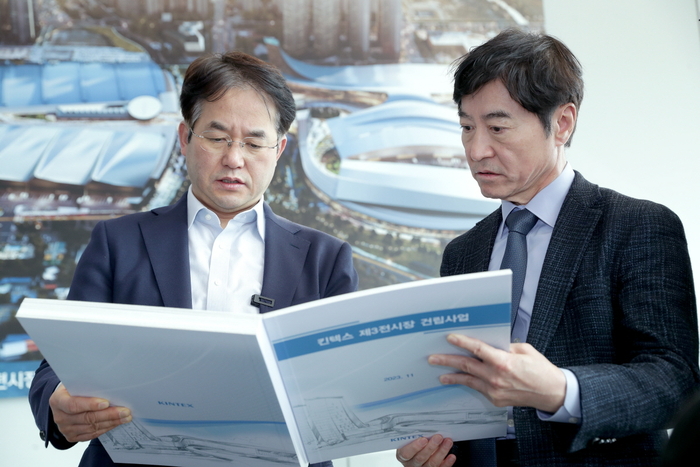이동환 고양특례시장(왼쪽) 킨텍스 제3전시장 건립사업 현장점검
