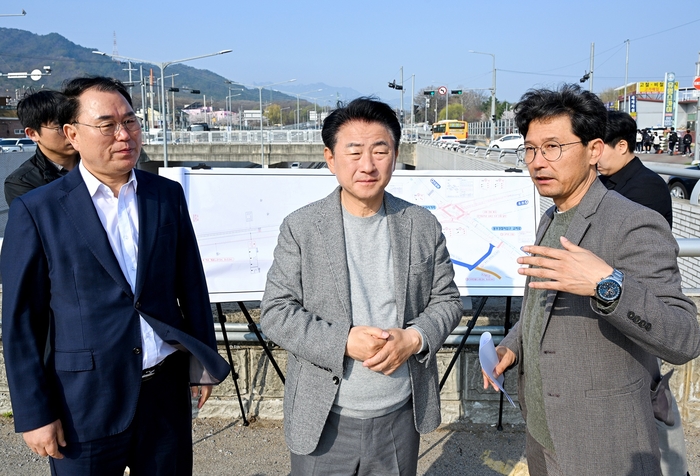 김동근 의정부시장(가운데) 16일 신평화로 중앙버스전용차로 일시해제 현장 점검