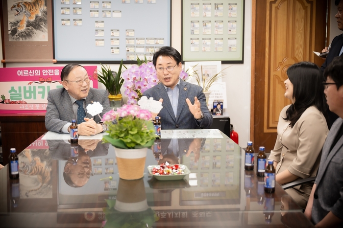 조성대 남양주시의회 의장(오른쪽) 21일 실버카 전달식 참석