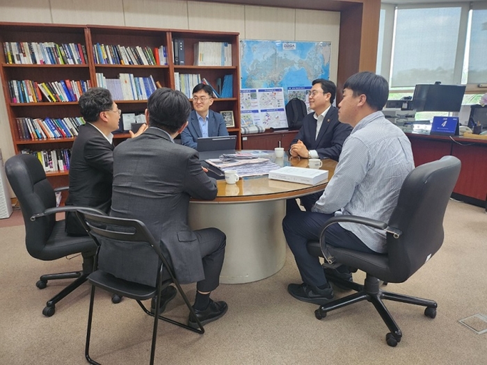 파주시 21일 경기도경제과학진흥원 이전 촉구 시민 서명부 전달
