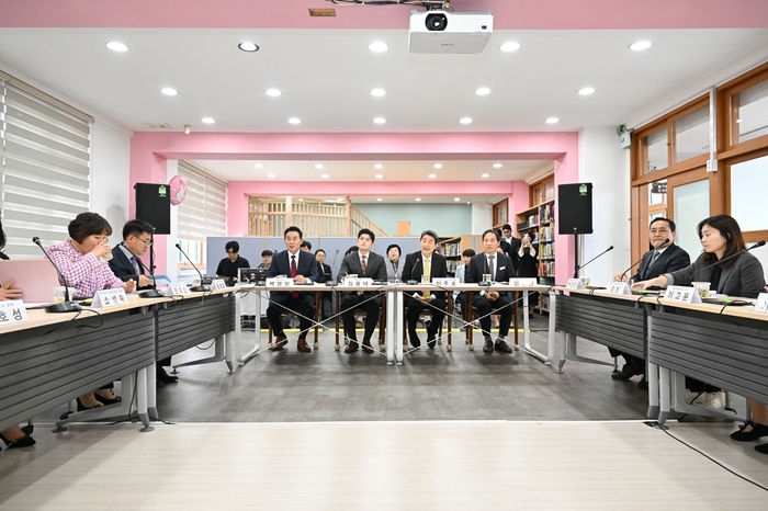 이주호 부총리(중앙 왼쪽 세번째) 21일 포청시청 방문