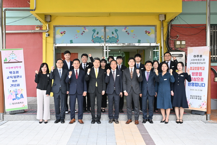 이주호 부총리(왼쪽 네번째) 21일 포천시청 방문