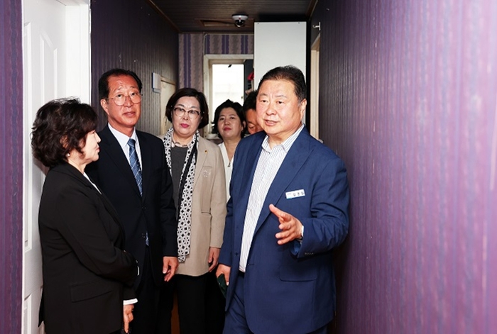 김경일 파주시장(오른쪽) 22일 '성평등 파주' 시설 라운딩