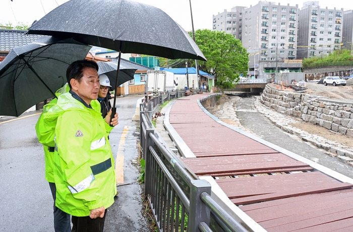 김동근 의정부시장 22일 '호원천 생태하천 복원사업' 현장 점검