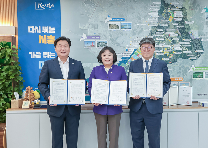 왼쪽부터 임병택 시흥시장, 오인열 시흥시의회 의장, 신영기 서울대 시흥캠퍼스 본부장