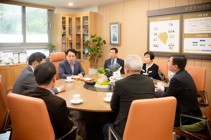 조성대 남양주시의회 의장(가운데) 28일 녹촌기업인협의회 임원진과 간담회 개최