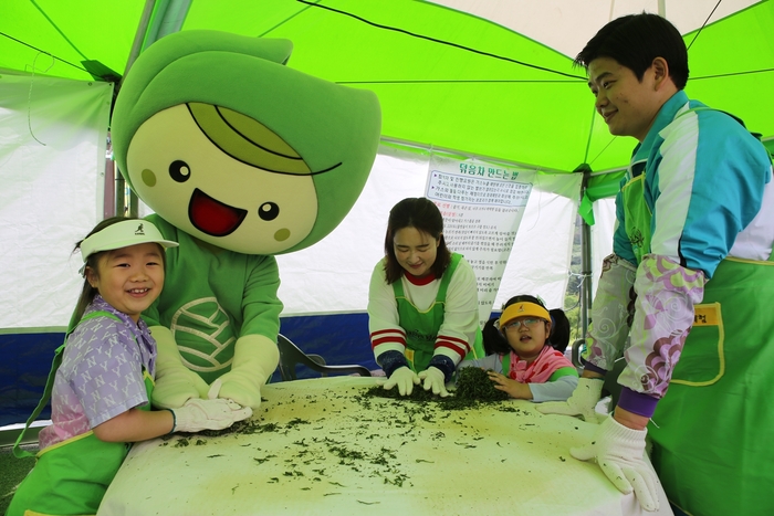 5월, 가장 푸르고 향기로운 여행 정답은 '제48회 보성다향대축제'_보성다향대축제에서 차를 만들고 있다(2024년)