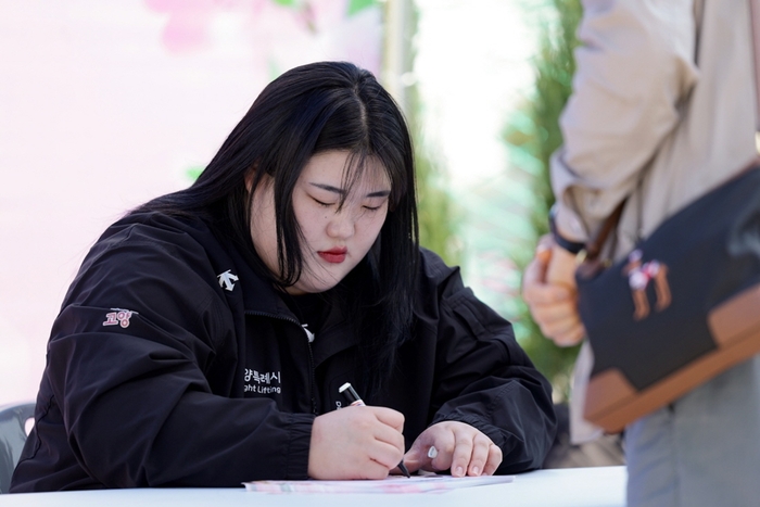 역도선수 박혜정 29일 2025고양국제꽃박람회에서 팬사인회 진행