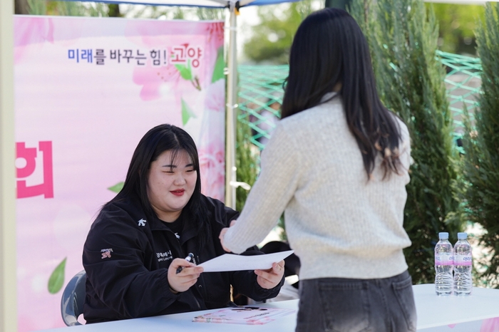 역도선수 박혜정 29일 2025고양국제꽃박람회에서 팬사인회 진행