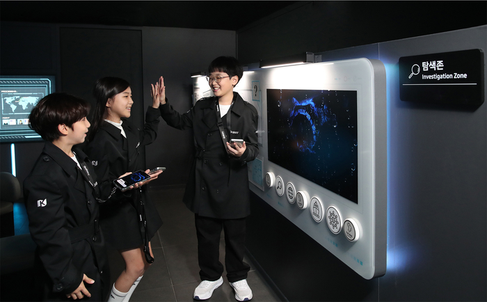 키자니아 서울 'AI 비밀 본부 체험관'에서 키자니아 어린이 의회 의원들이 '갤럭시 S25' 시리즈를 활용해 미션을 수행하고 있다.
