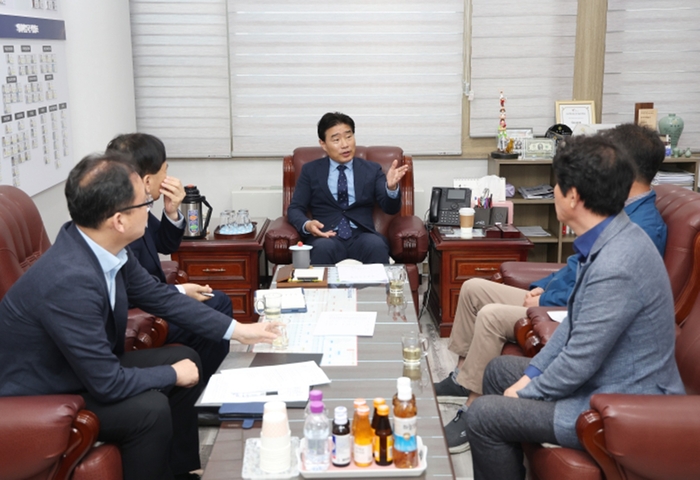 김운남 고양특례시의회 의장(가운데) 마을버스 운전기사 처우 개선 논의