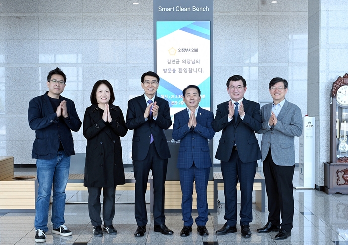 김연균 의정부시의회 의장(왼쪽 네번째) 4월30일 경기대진테크노파크 방문