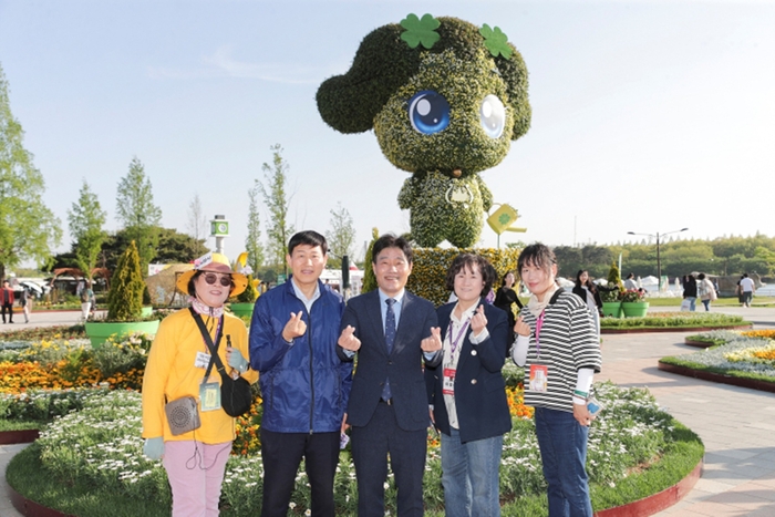 김운남 고양특례시의회 의장(왼쪽 세번째) 4월30일 2025고양국제꽃박람회 주요 운영 사항 점검