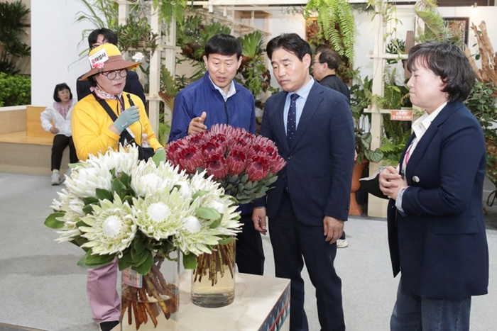 김운남 고양특례시의회 의장(왼쪽 세번째) 4월30일 2025고양국제꽃박람회 주요 운영 사항 점검