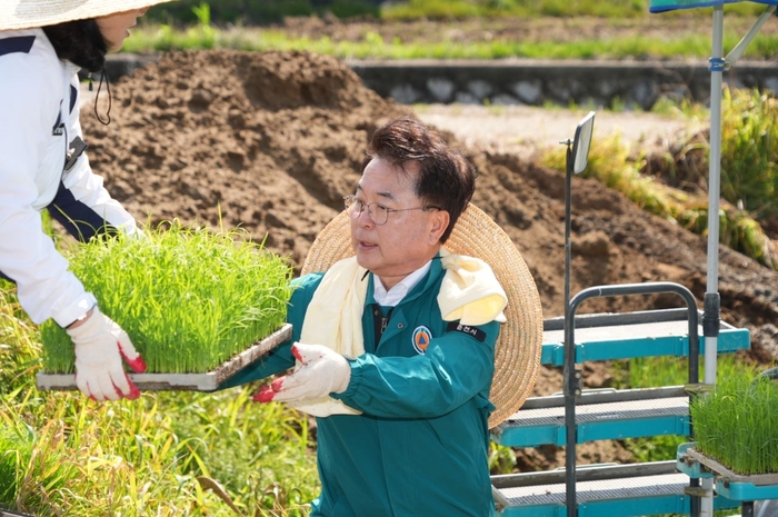 육동한 춘천시장 모내기