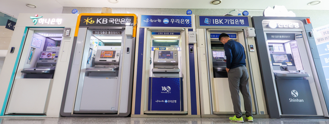 나라사랑카드 3기 사업자 선정 입찰서 신한·하나·기업은행이 우선협상대상자로 결정됐다.