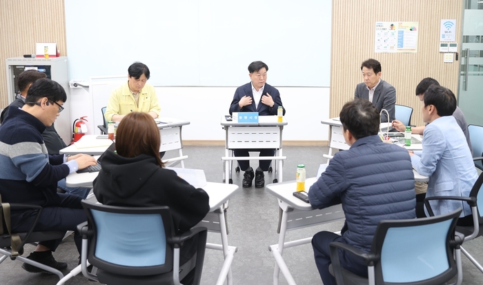 박승원 광명시장(뒷줄 가운데) 1일 신안산선 공사현장 붕괴 사고로 대피한 구석말 주민, 건물주, 자영업자 대표 등 6명과 간담회 개최