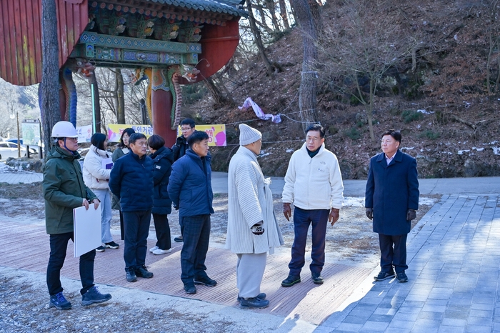 전진선 양평군수(앞줄 가운데) 용문사 진입로 보차도 공사 현장 점검
