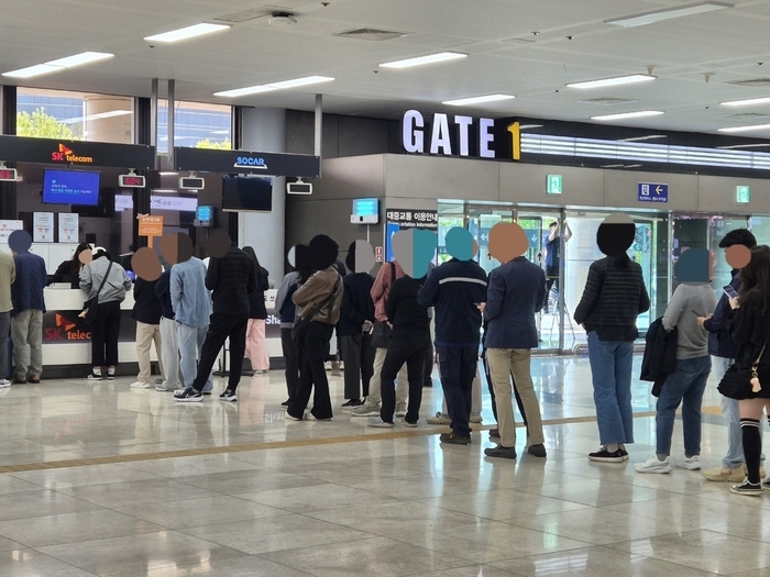 지난달 28일 SK텔레콤이 유심(USIM) 무상교체 서비스를 시작한 가운데 서울 강서구 김포공항 안에 위치한 SK텔레콤 로밍센터 부스 앞이 유심을 교체하러