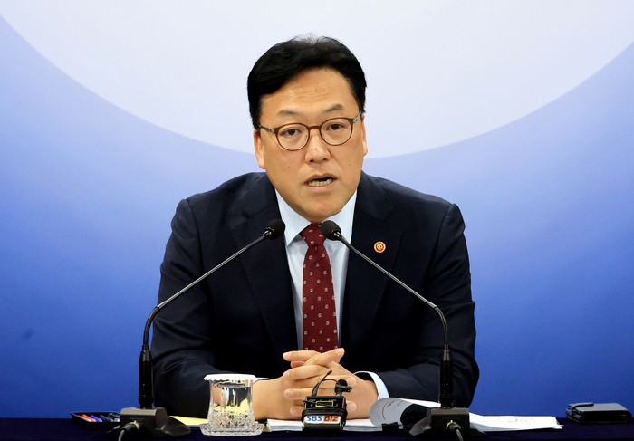 발언하는 김병환 위원장