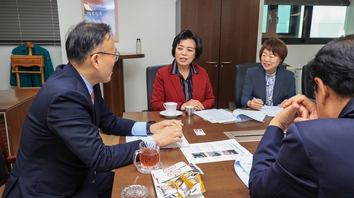 신계용 과천시장(가운데) 7일 이한경 행안부 재난안전관리 본부장(왼쪽) 현안 논의